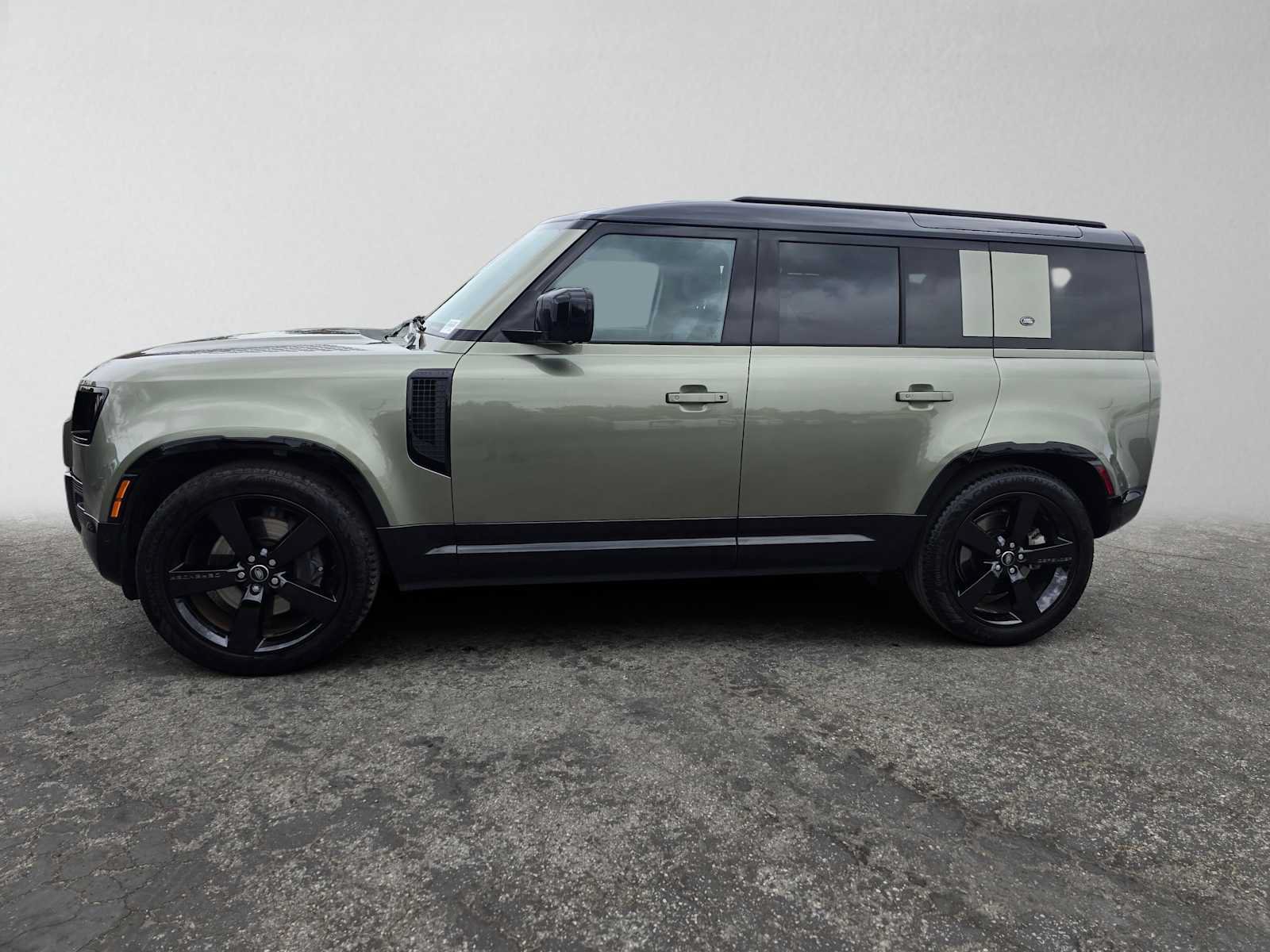 Used 2024 Land Rover Defender 110 X-Dynamic SE AWD/4WD image 2