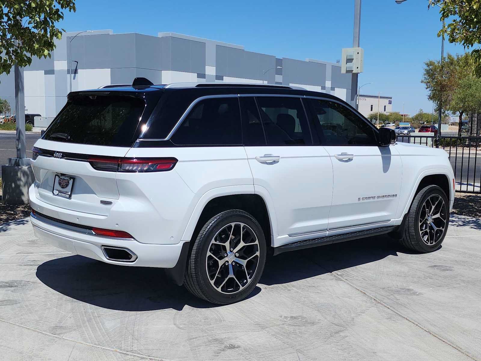 Used 2022 Jeep Grand Cherokee Summit AWD/4WD image 8