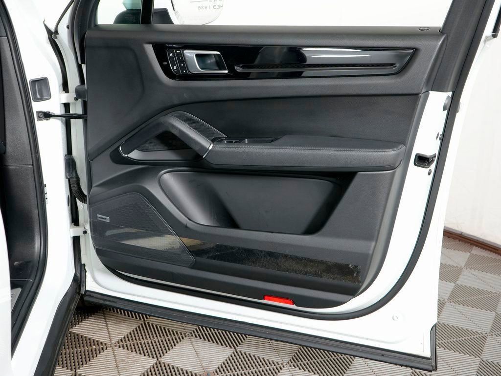 Certified 2022 Porsche Cayenne Platinum Edition image 35