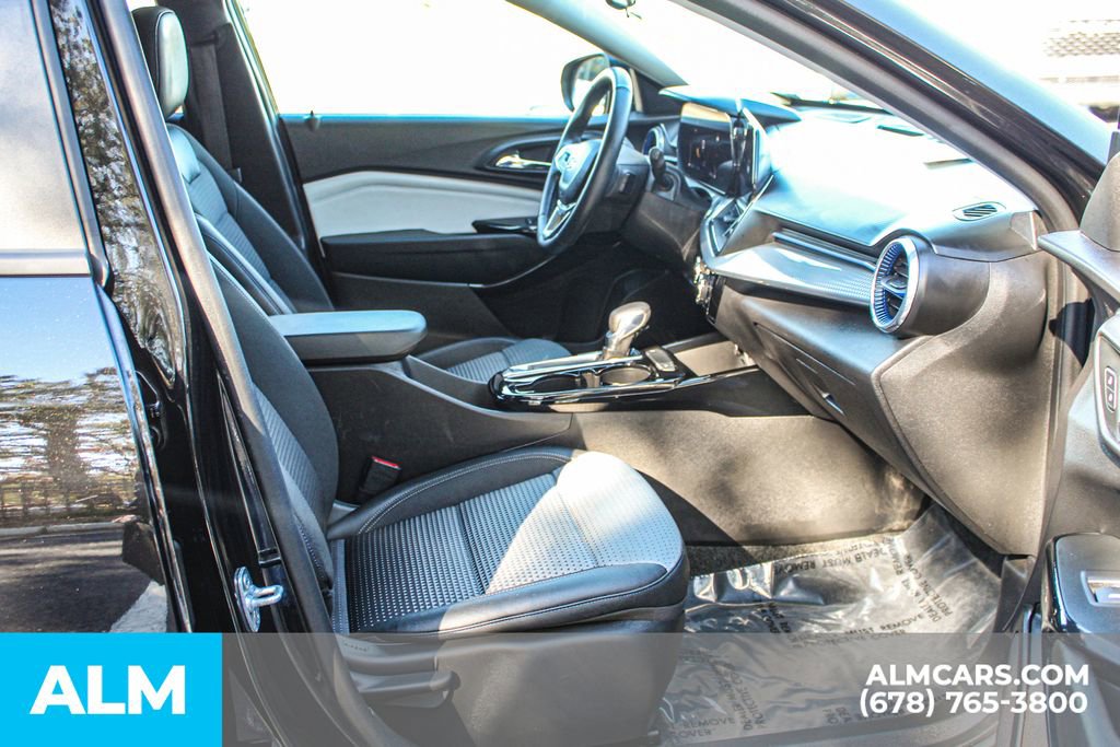 Used 2025 Chevrolet Trax LT w/ LT Convenience Package image 21