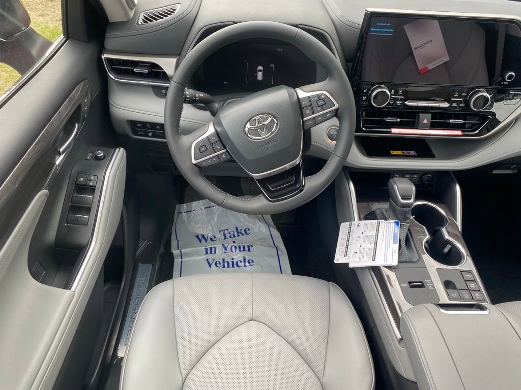 New 2026 Toyota Highlander Limited AWD/4WD image 8