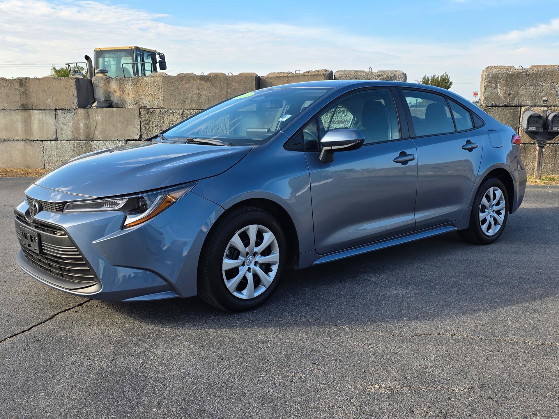 Used 2025 Toyota Corolla LE FWD image 3
