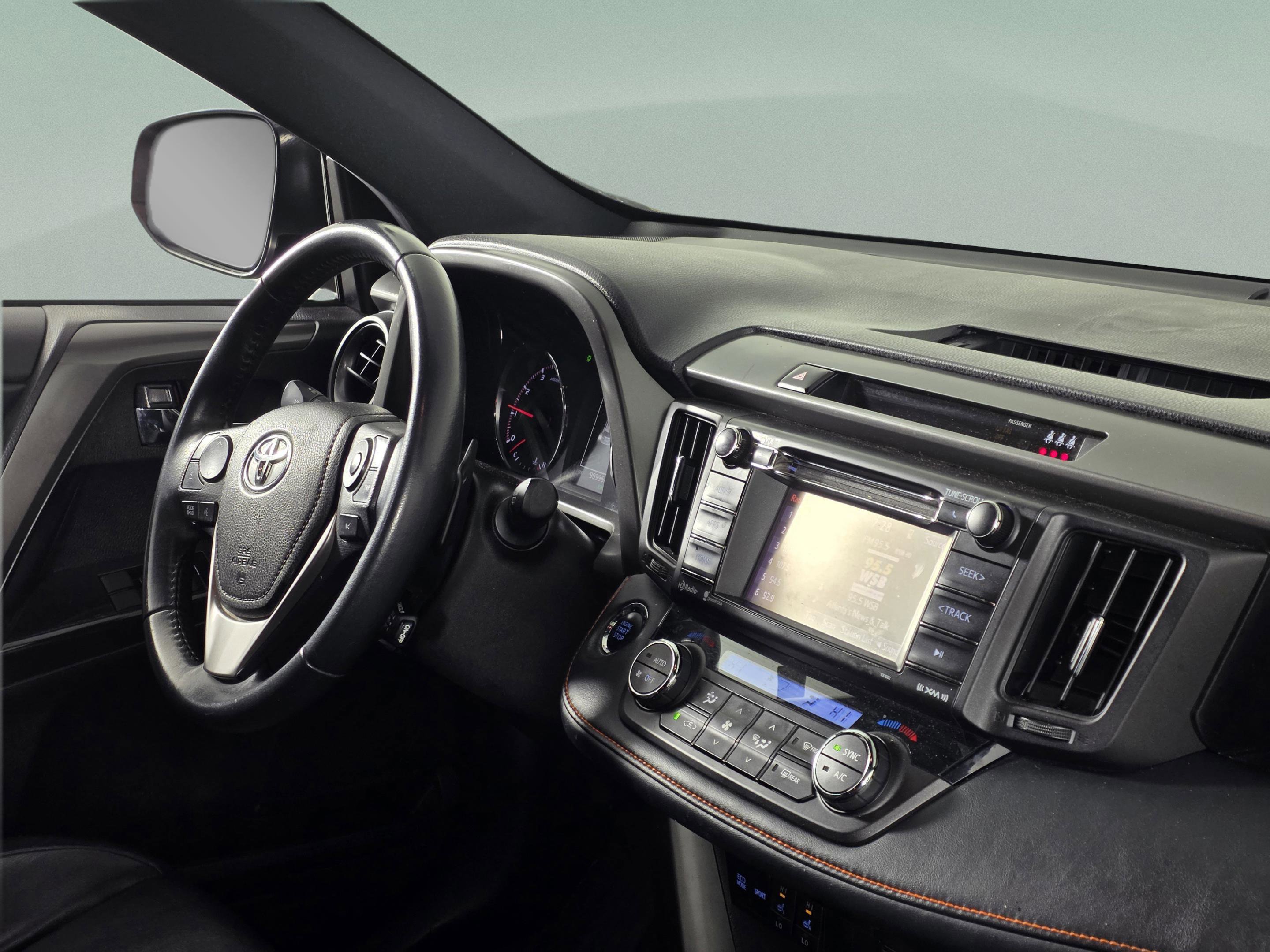 Used 2018 Toyota RAV4 SE image 18