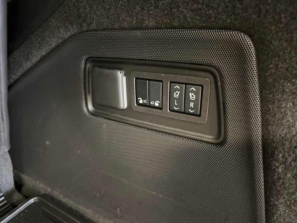 Used 2025 Cadillac Escalade Sport Platinum w/ LPO, Floor Liner Package AWD/4WD image 18