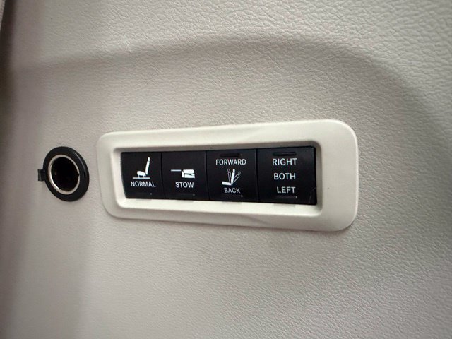 Used 2019 Chrysler Pacifica Limited FWD image 37