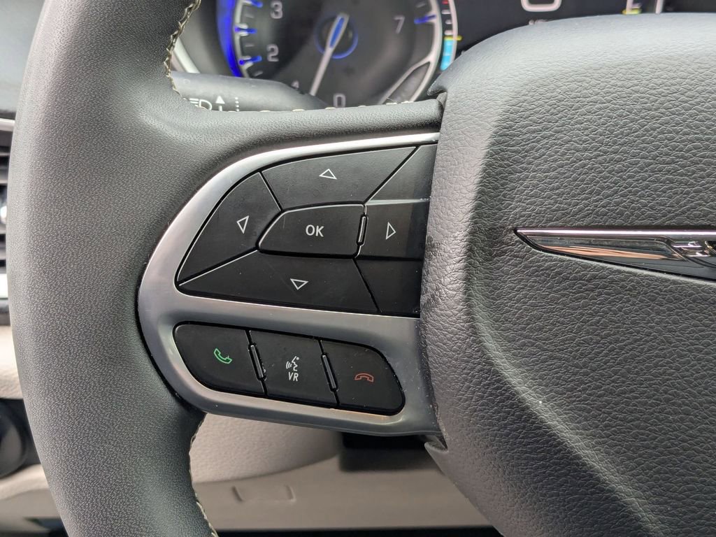 Used 2024 Chrysler Pacifica Touring-L image 18