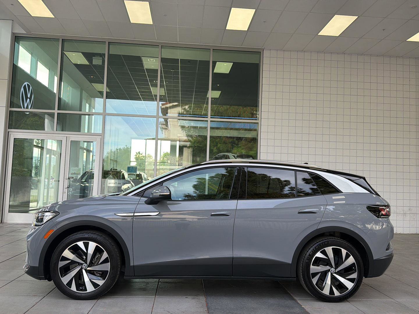 Certified 2022 Volkswagen ID.4 Pro S w/ Gradient Package image 2