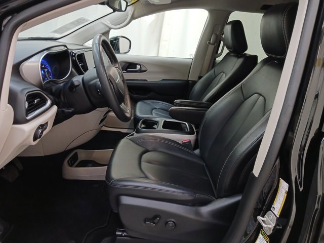 Used 2024 Chrysler Pacifica Touring-L image 12