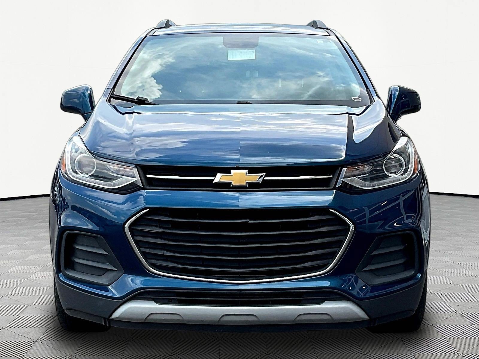 Used 2020 Chevrolet Trax LT FWD image 2