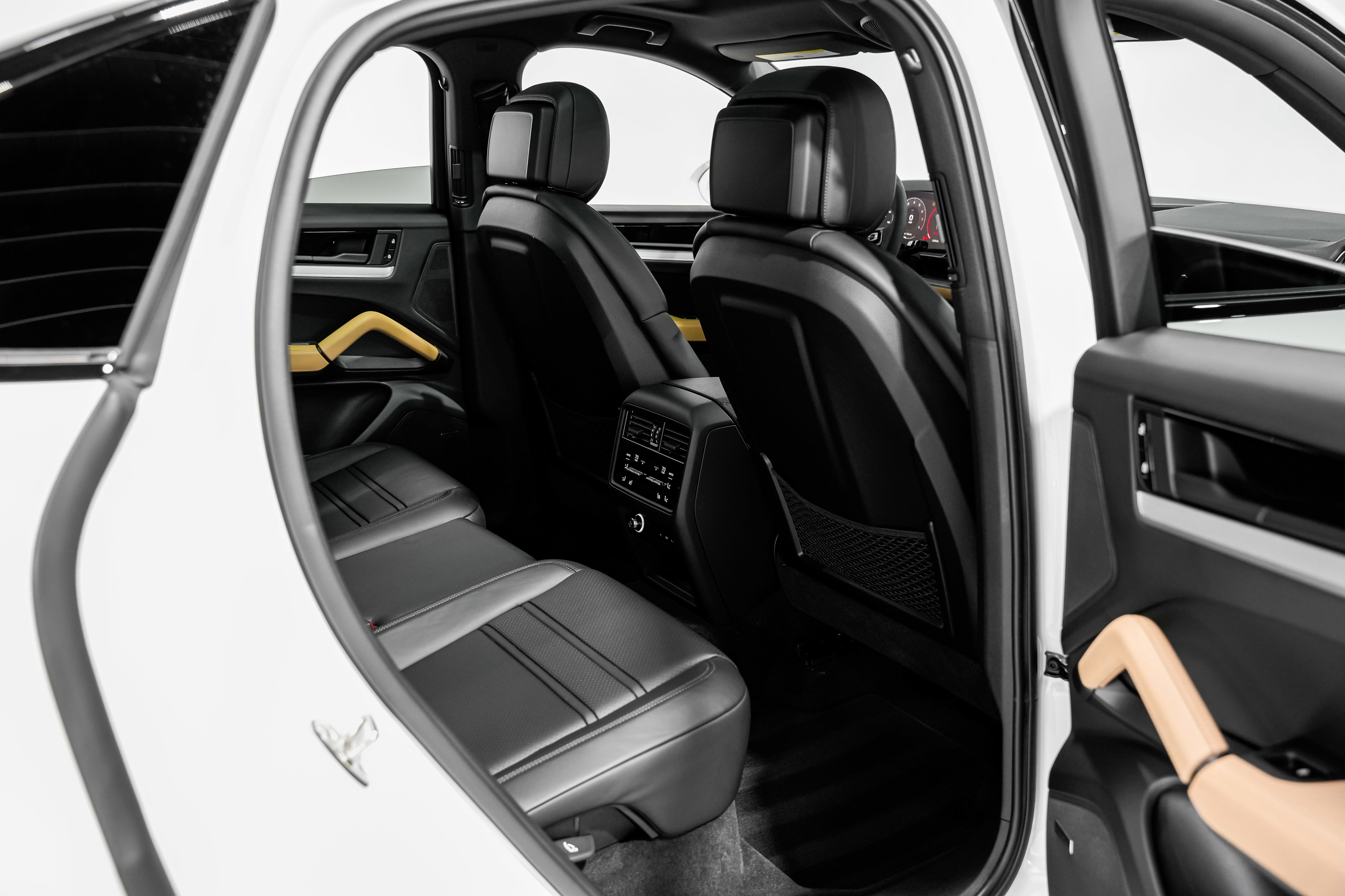 Used 2024 Porsche Cayenne Coupe w/ Premium Package Plus image 30