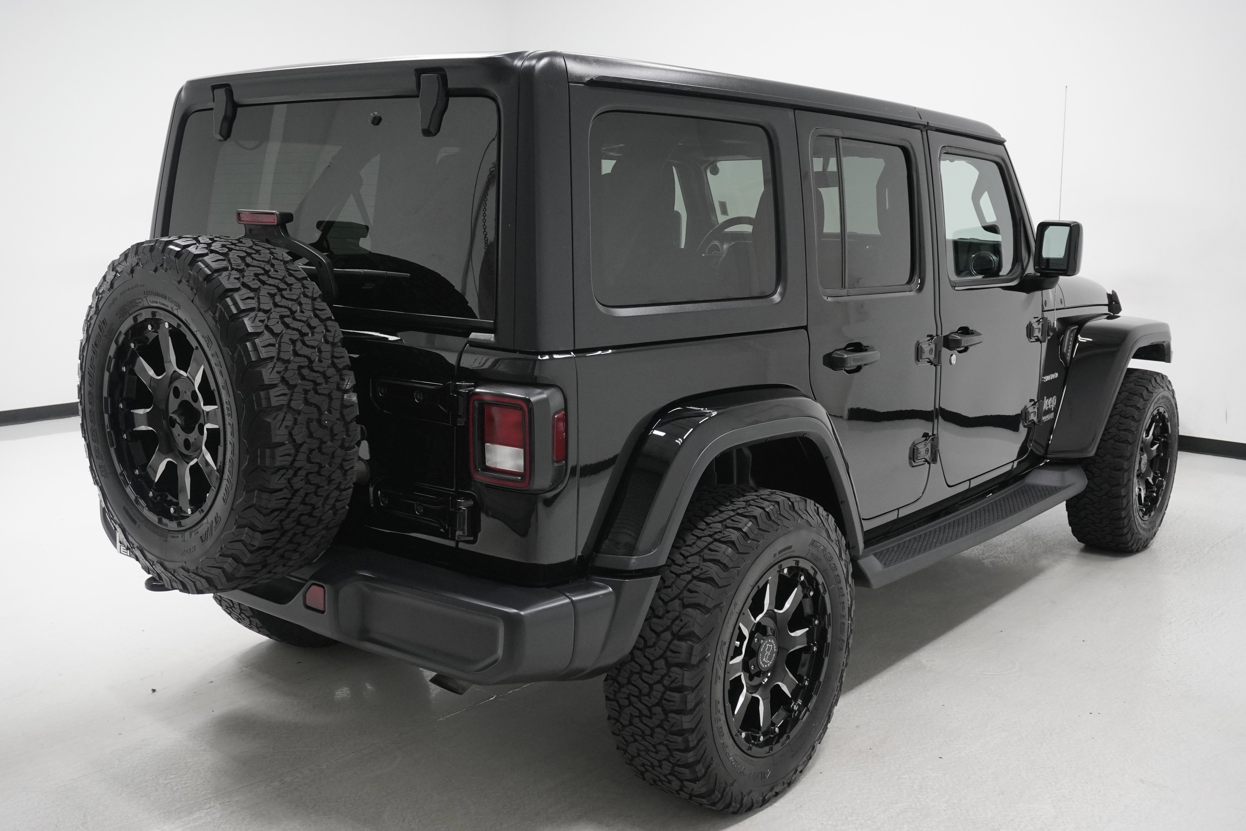 Used 2019 Jeep Wrangler Unlimited Sahara image 4