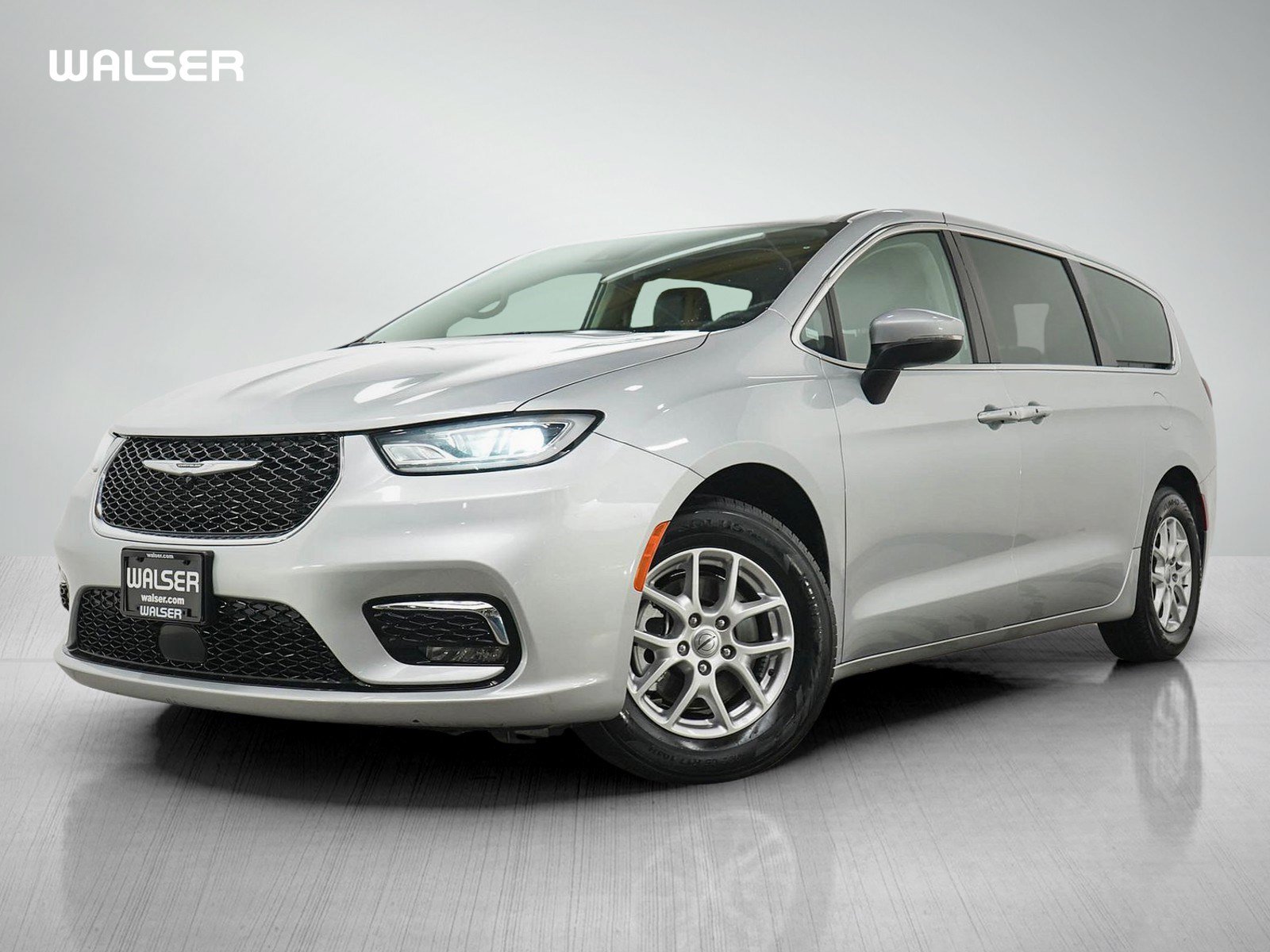 Used 2023 Chrysler Pacifica Touring-L FWD image 1