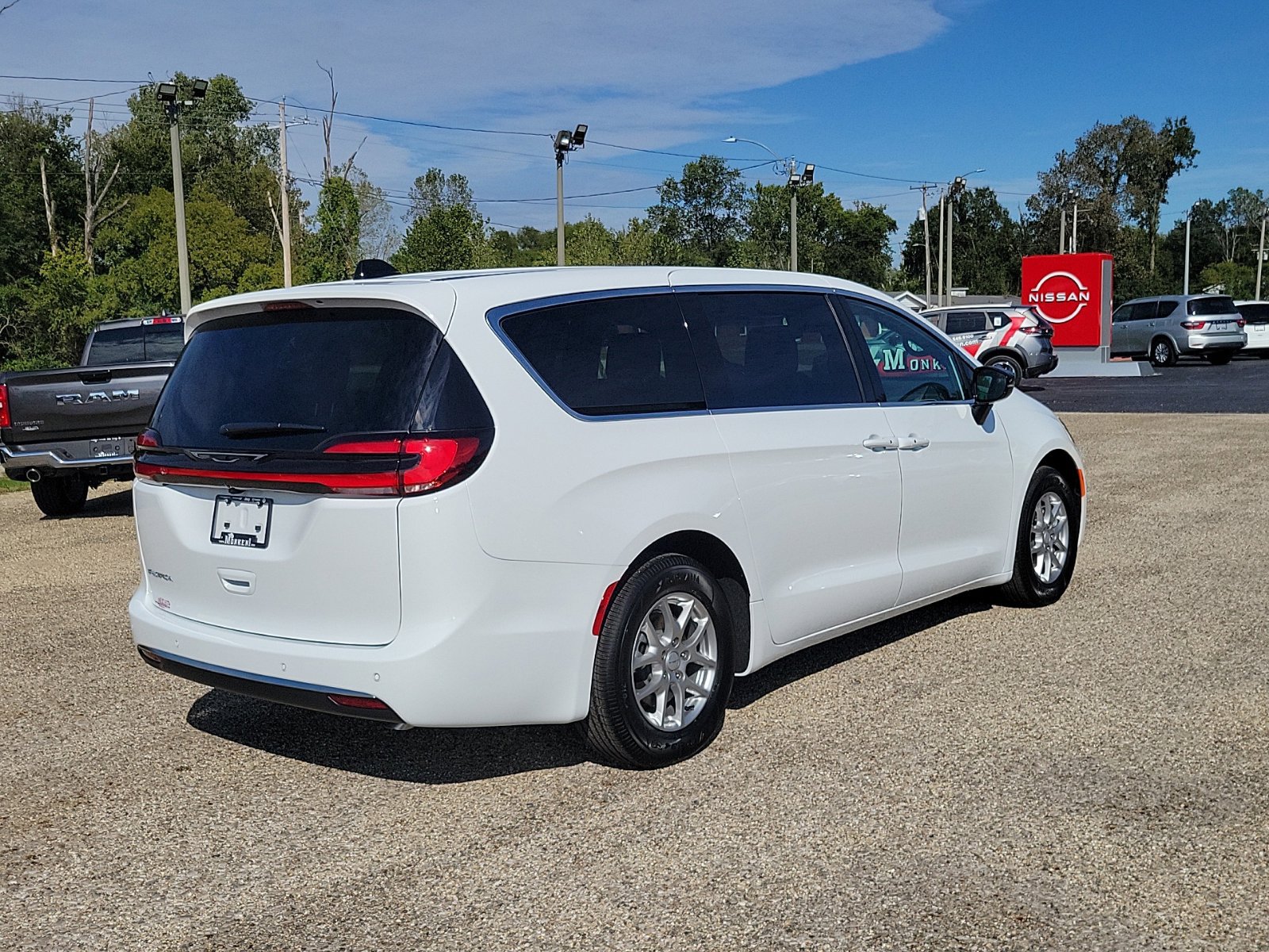 New 2027 Chrysler Pacifica Select FWD image 3