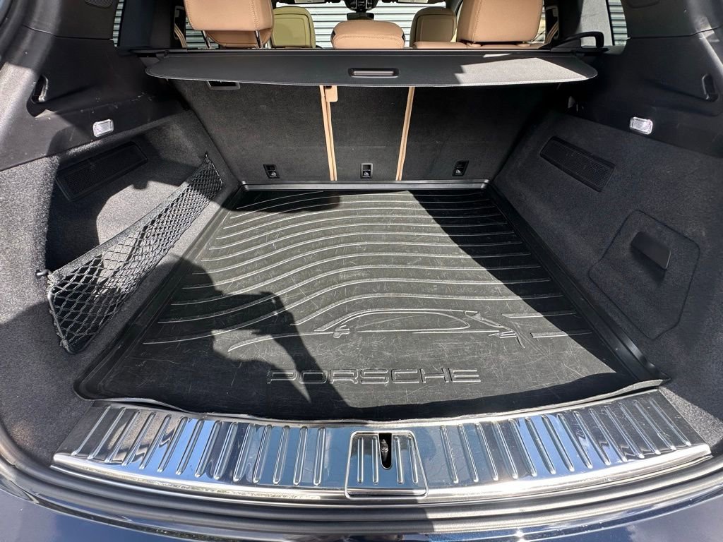 Certified 2023 Porsche Cayenne Platinum Edition image 40
