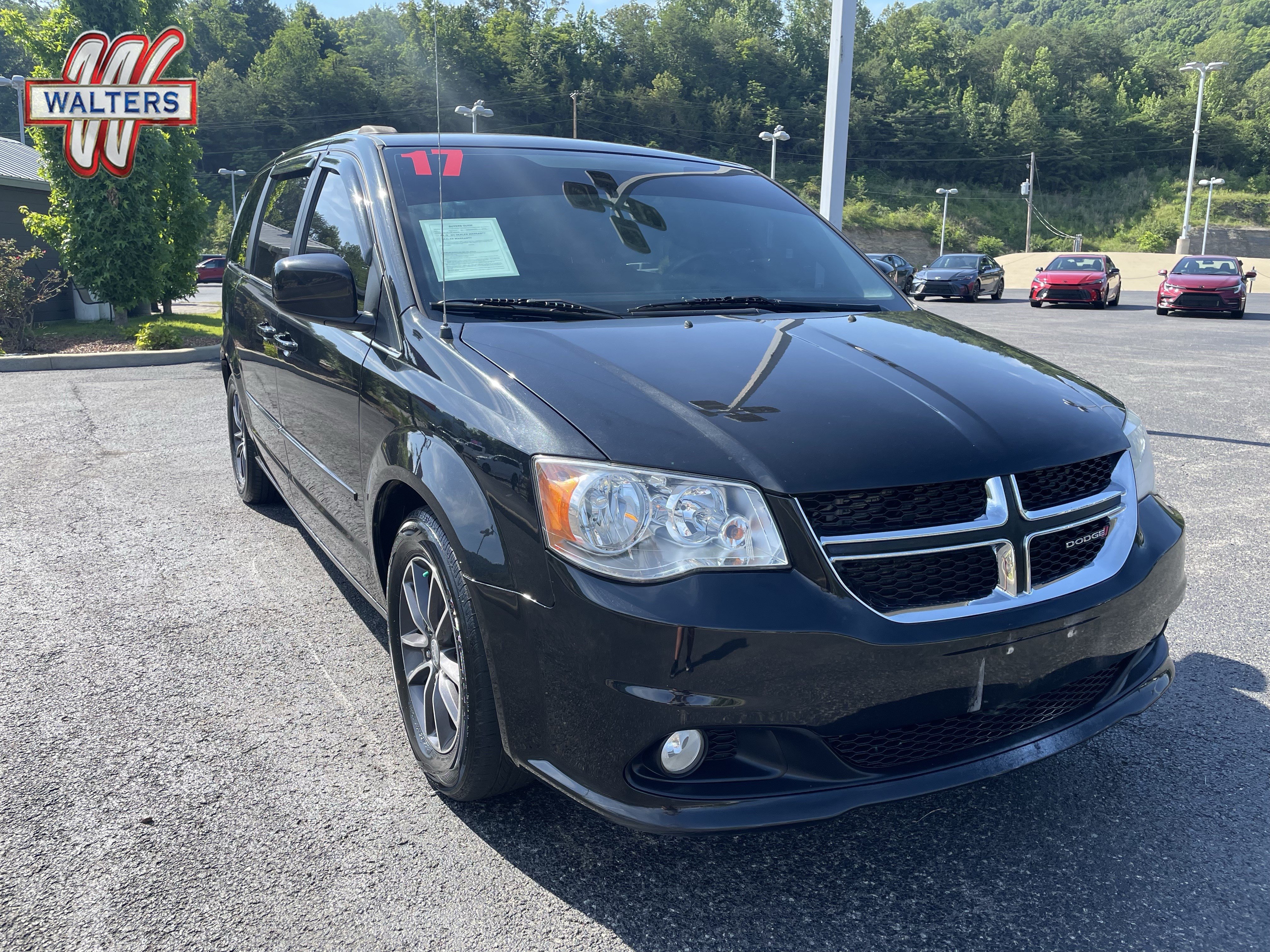 Used 2017 Dodge Grand Caravan SXT FWD image 1