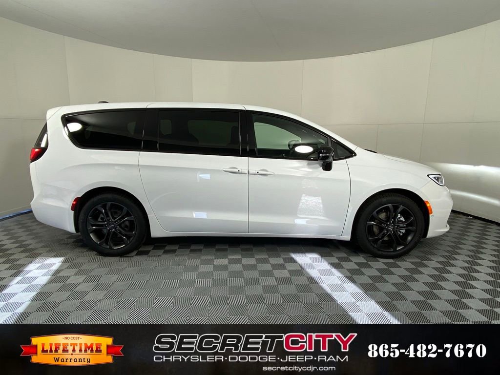 New 2026 Chrysler Pacifica Select image 8