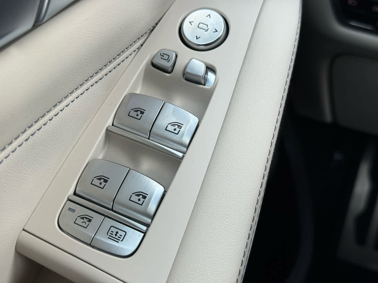 Used 2022 BMW X7 M50i image 24