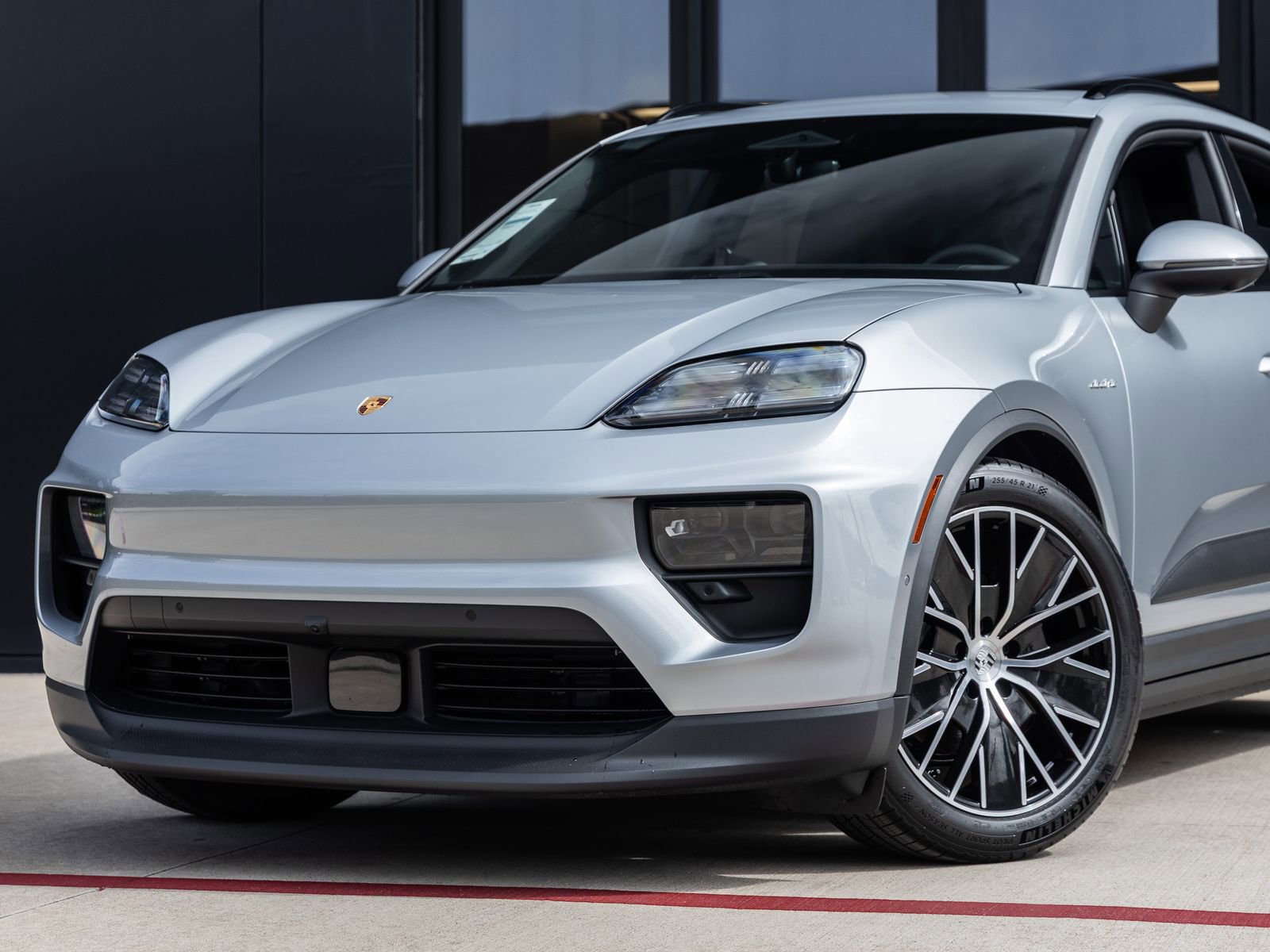 Certified 2025 Porsche Macan Electric image 7