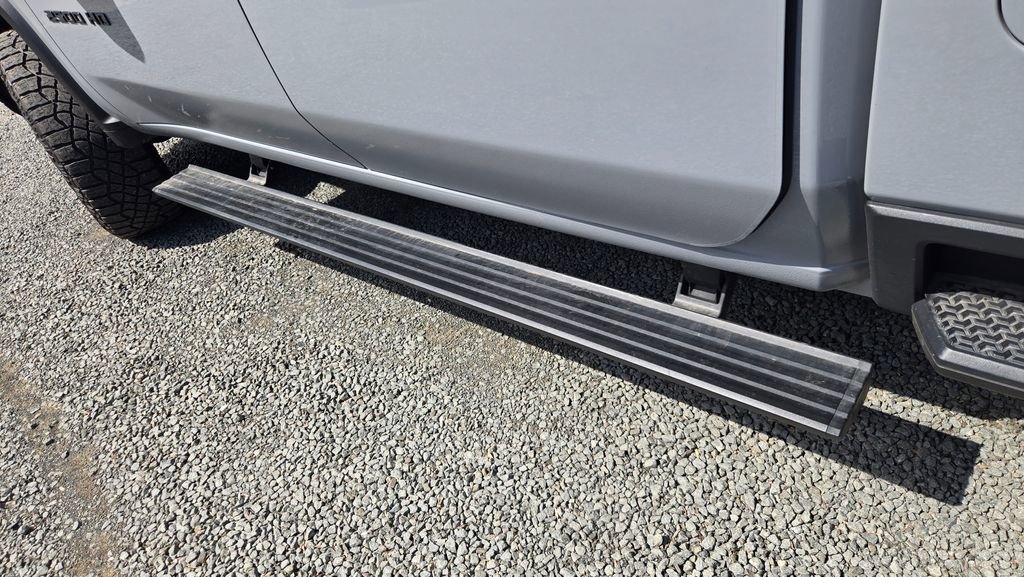 Used 2024 Chevrolet Silverado 2500 ZR2 w/ Technology Package image 15