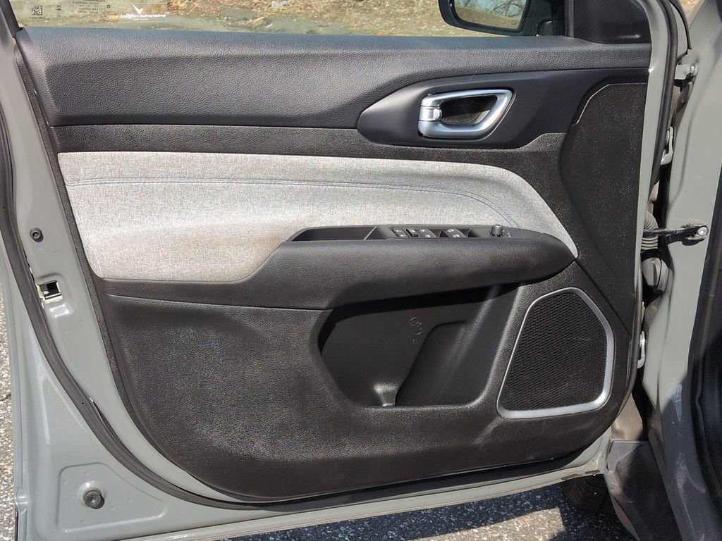 Used 2024 Jeep Compass Latitude image 30