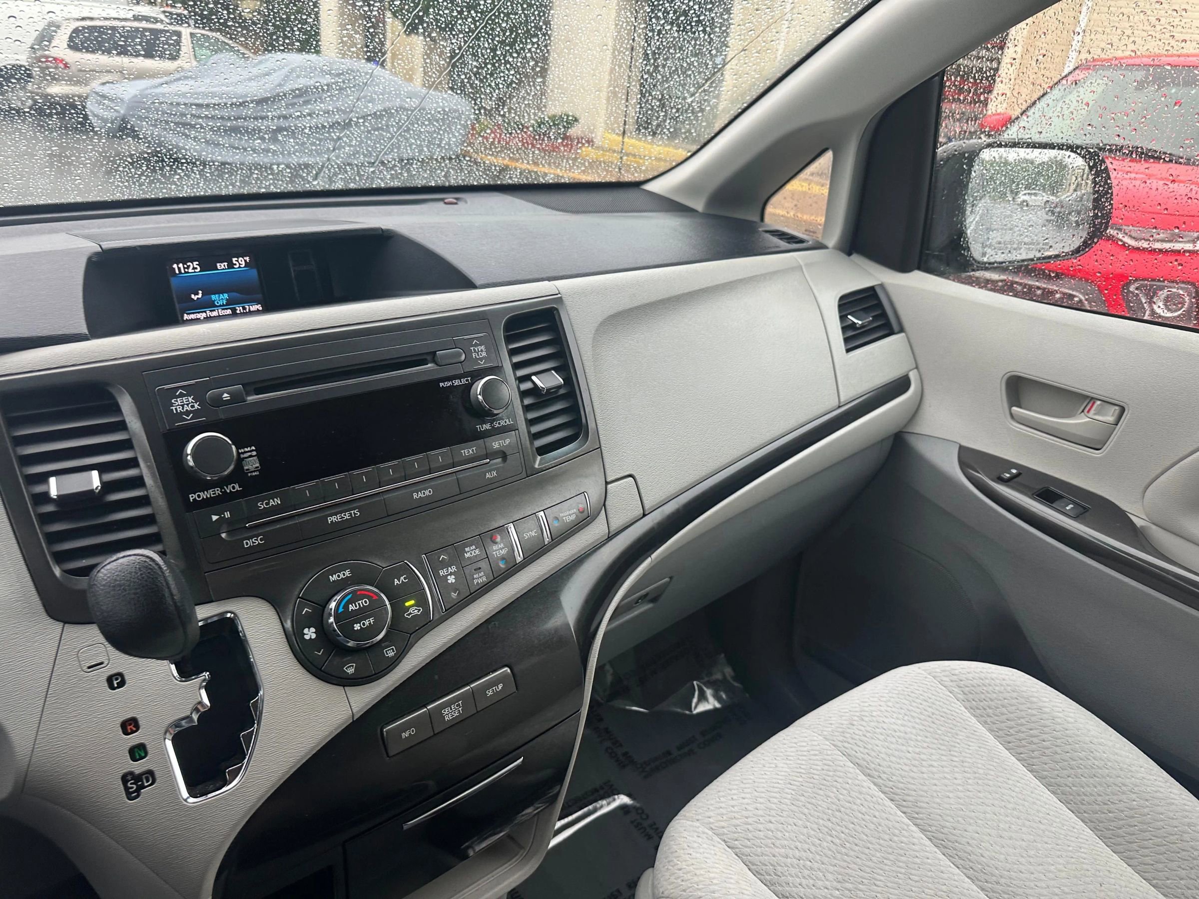 Used 2013 Toyota Sienna LE FWD image 11