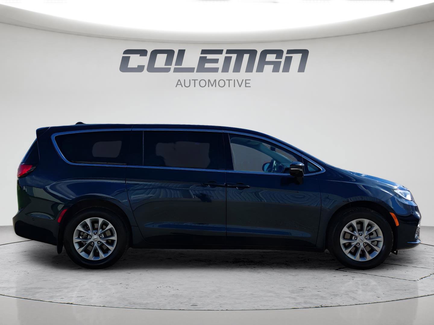 Used 2024 Chrysler Pacifica Touring-L AWD/4WD image 6