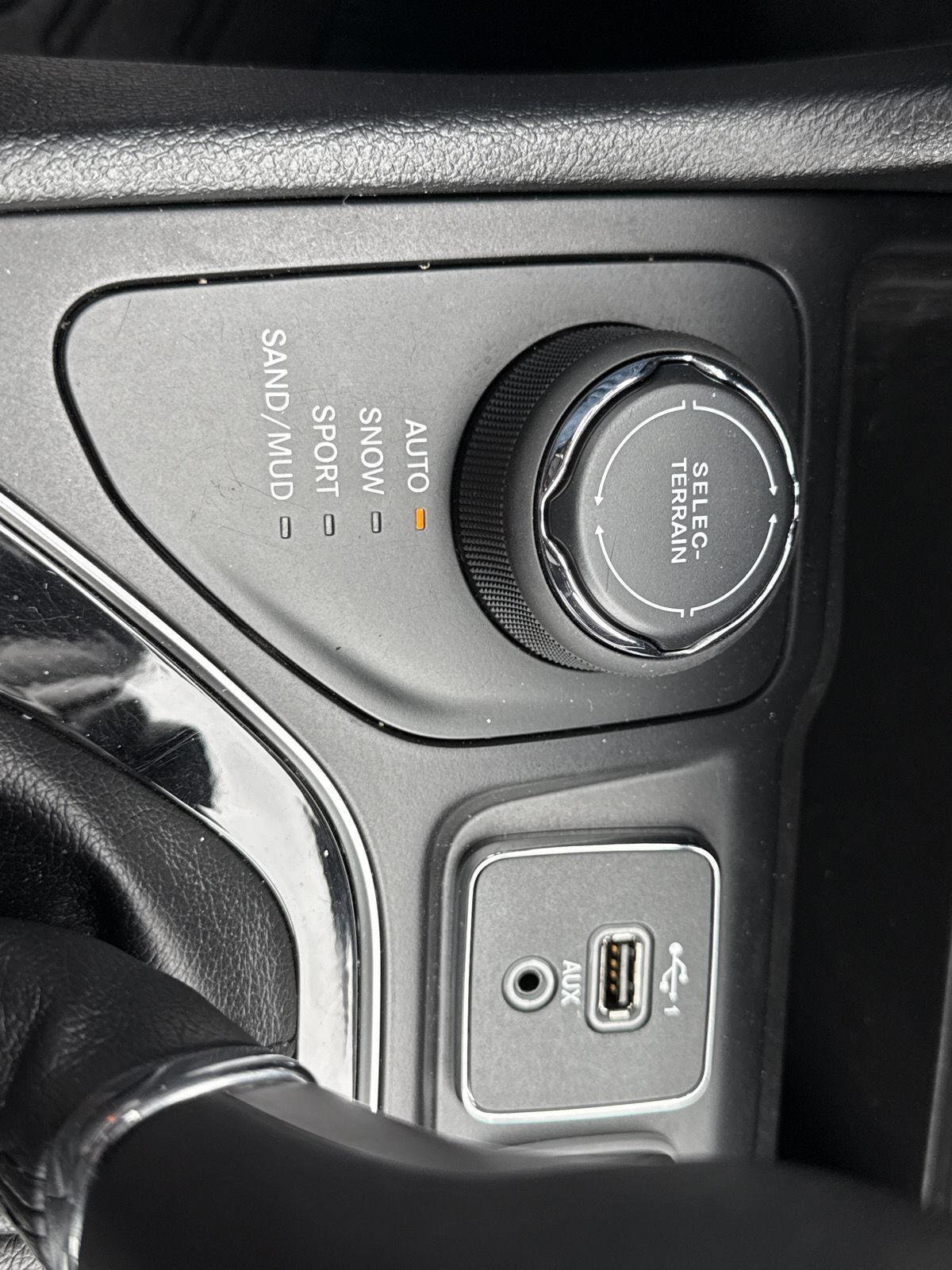 Used 2019 Jeep Cherokee Limited AWD/4WD image 19