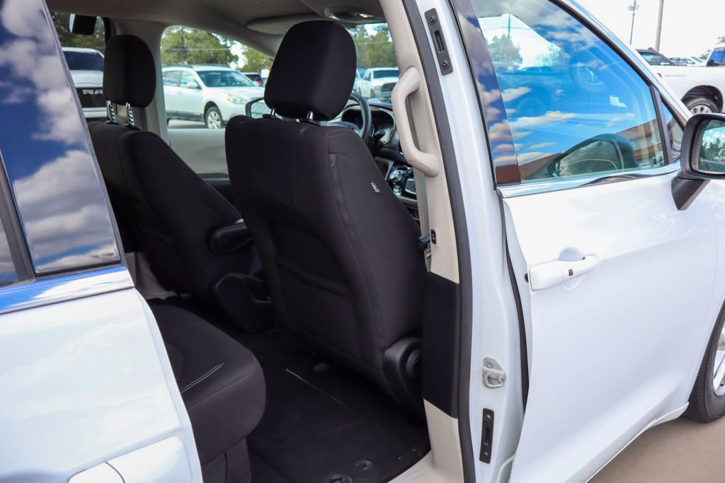 Used 2022 Chrysler Voyager LX FWD image 10
