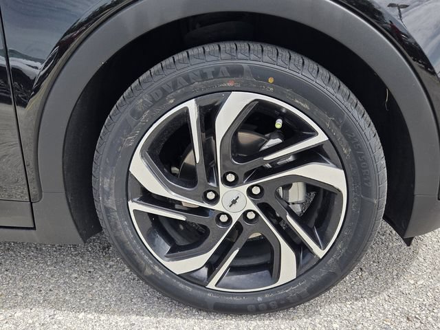 Used 2023 Chevrolet Bolt LT w/ Infotainment Package FWD image 9