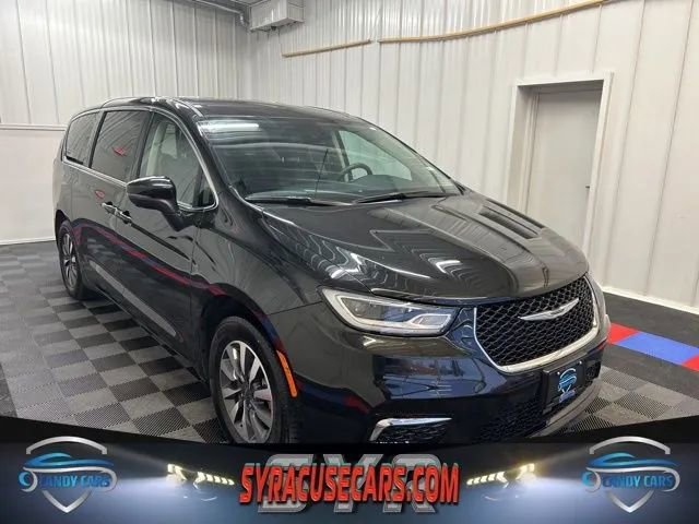 Used 2023 Chrysler Pacifica Touring-L image 1