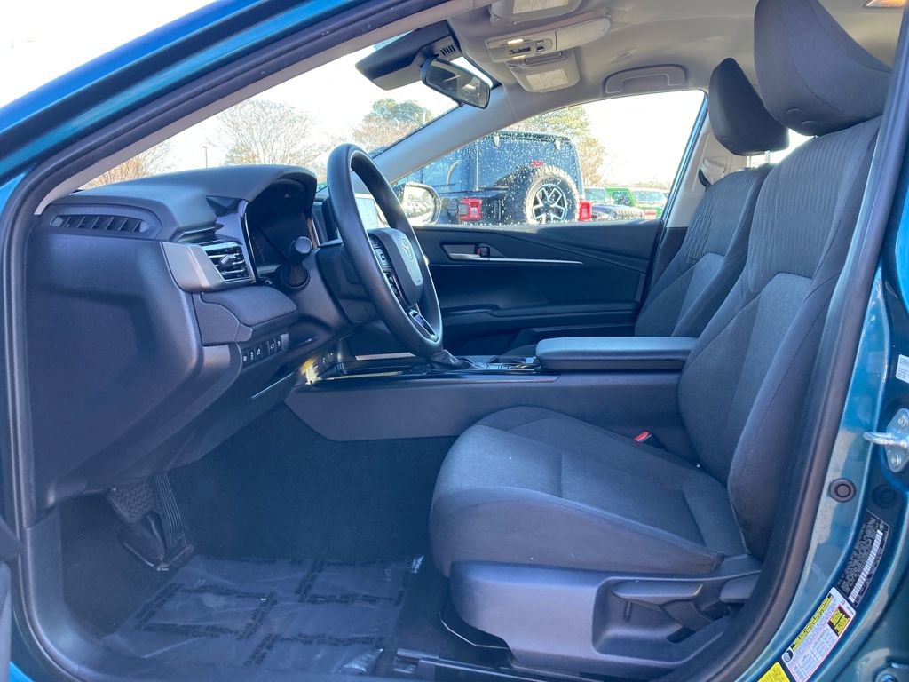 Used 2025 Toyota Camry LE image 12