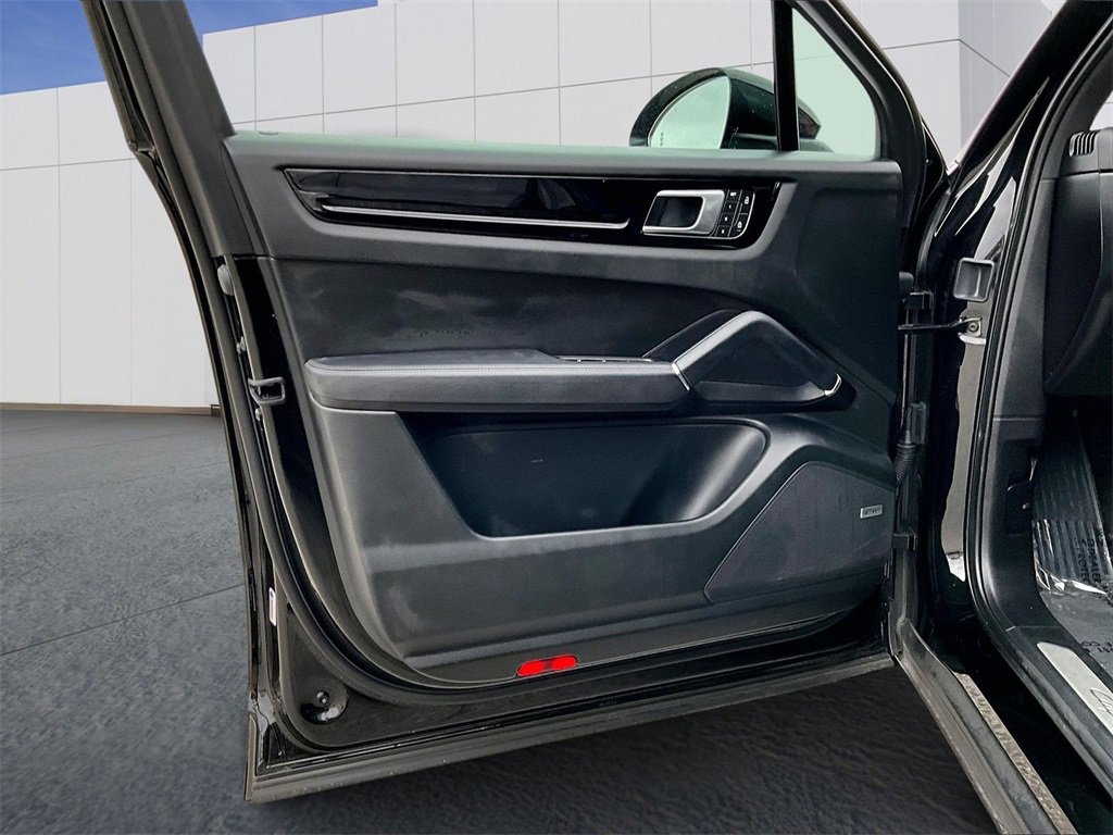 Used 2023 Porsche Cayenne image 19