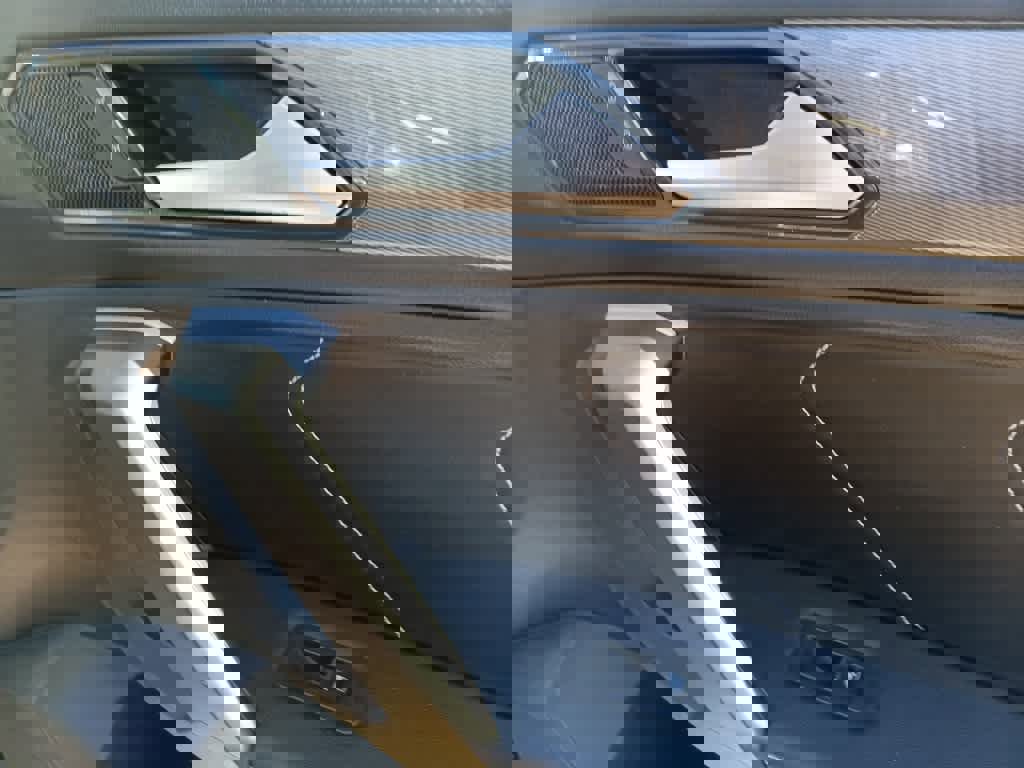 Used 2024 Volkswagen Tiguan SE image 28