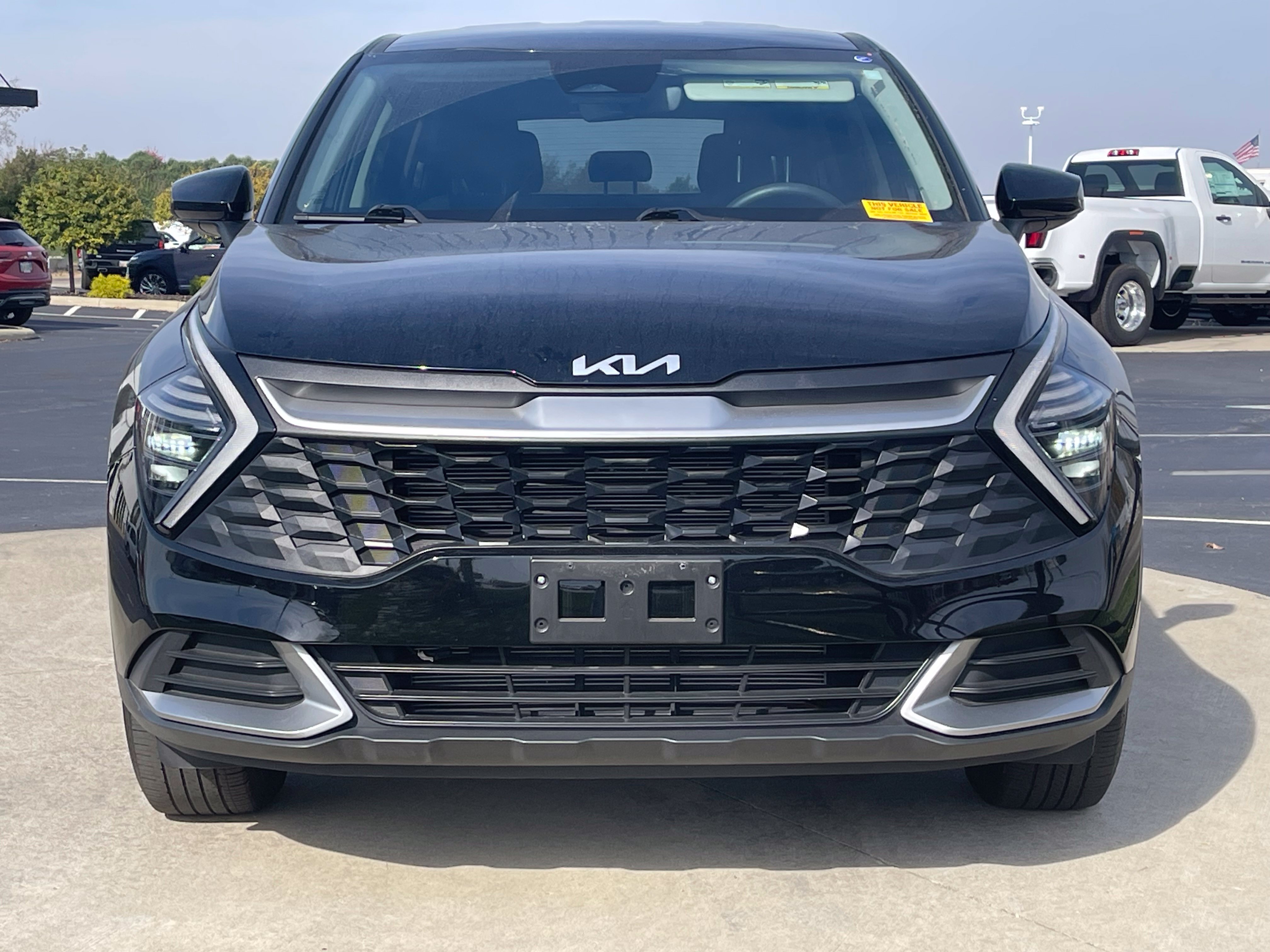 Used 2025 Kia Sportage LX FWD image 2