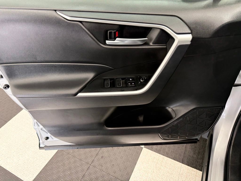 Used 2025 Toyota RAV4 XLE AWD/4WD image 16