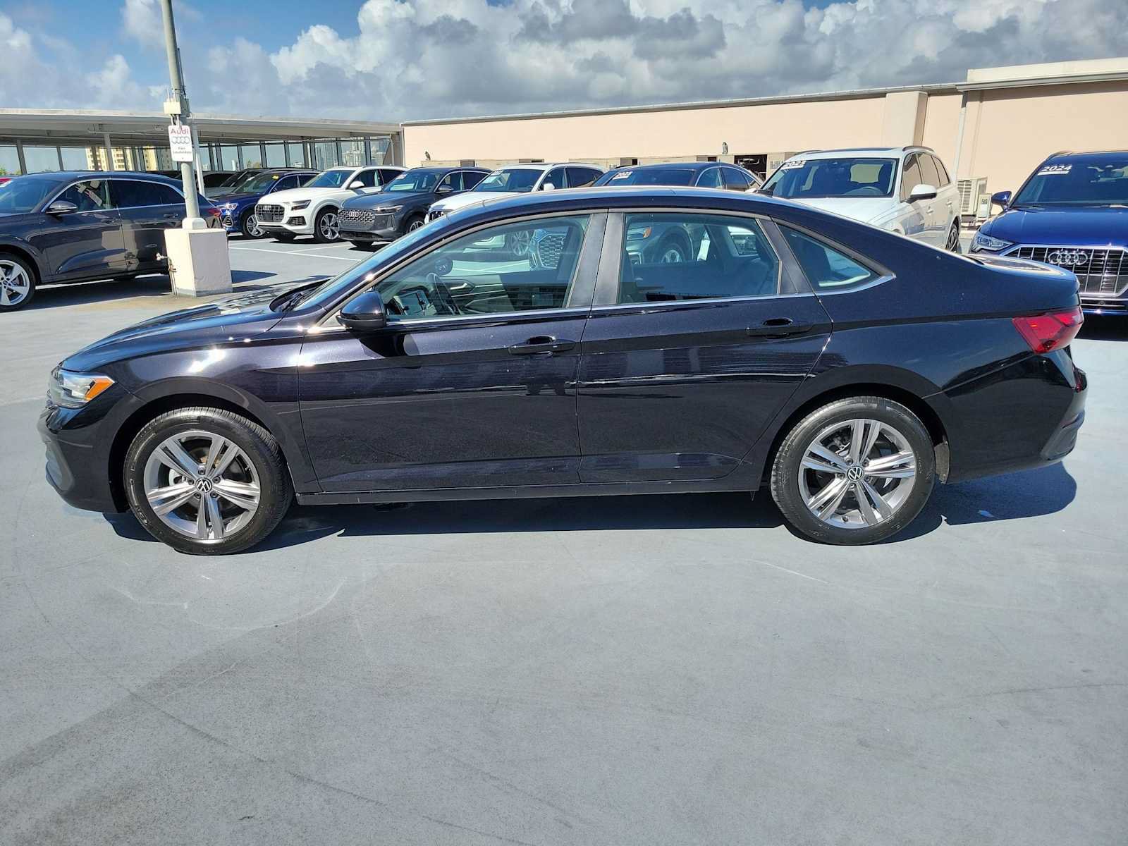 Used 2023 Volkswagen Jetta SE w/ Panoramic Sunroof Package FWD image 3