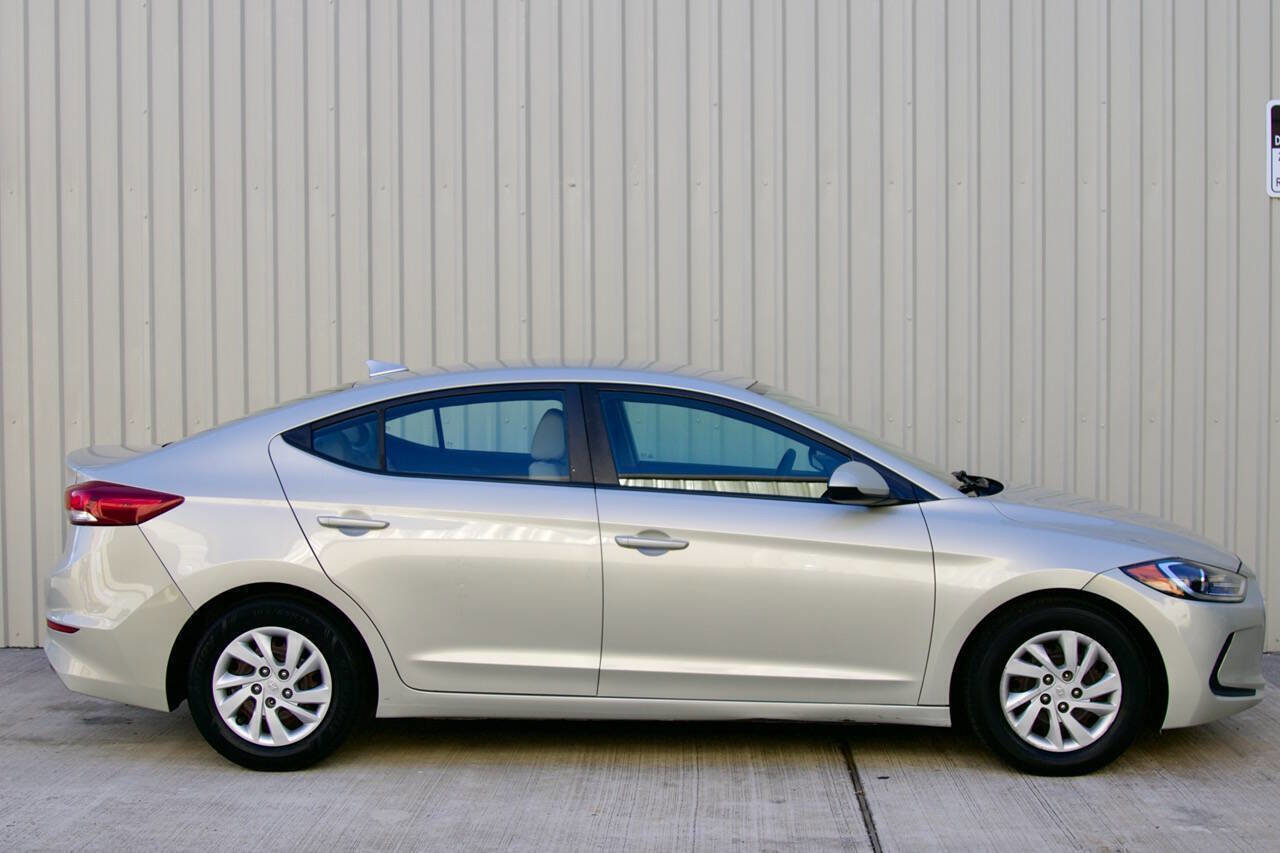 Used 2017 Hyundai Elantra SE image 2