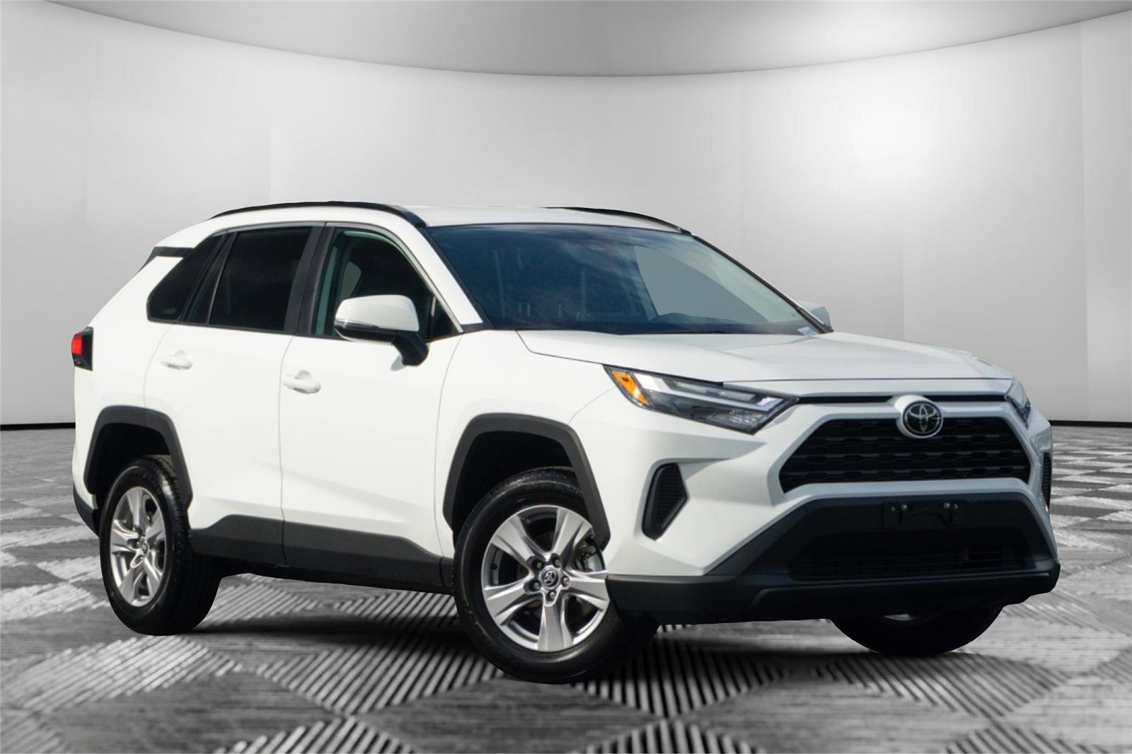 Used 2025 Toyota RAV4 XLE w/ Weather Package FWD image 1