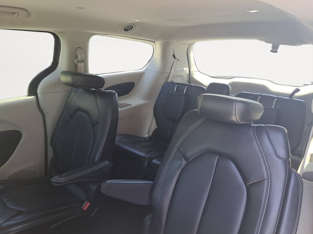 Used 2023 Chrysler Pacifica Touring-L FWD image 14