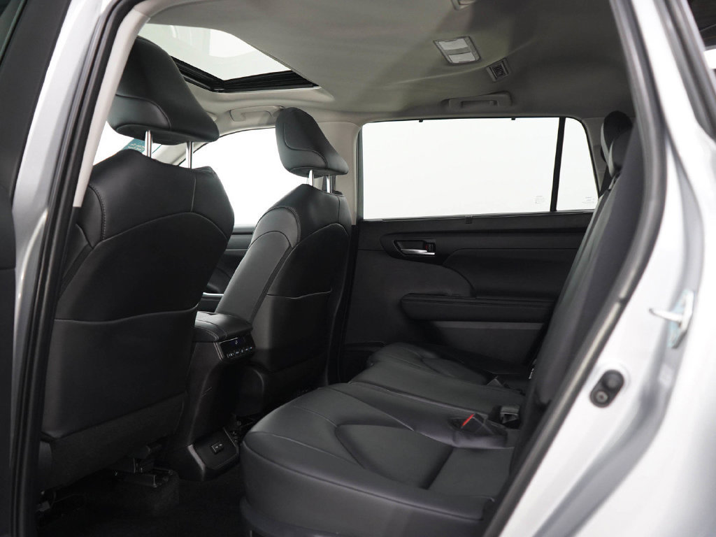 Used 2025 Toyota Highlander XLE AWD/4WD image 19