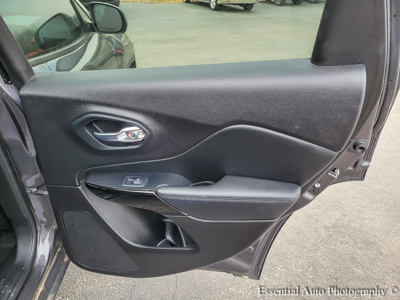 Used 2021 Jeep Cherokee Latitude Plus image 27