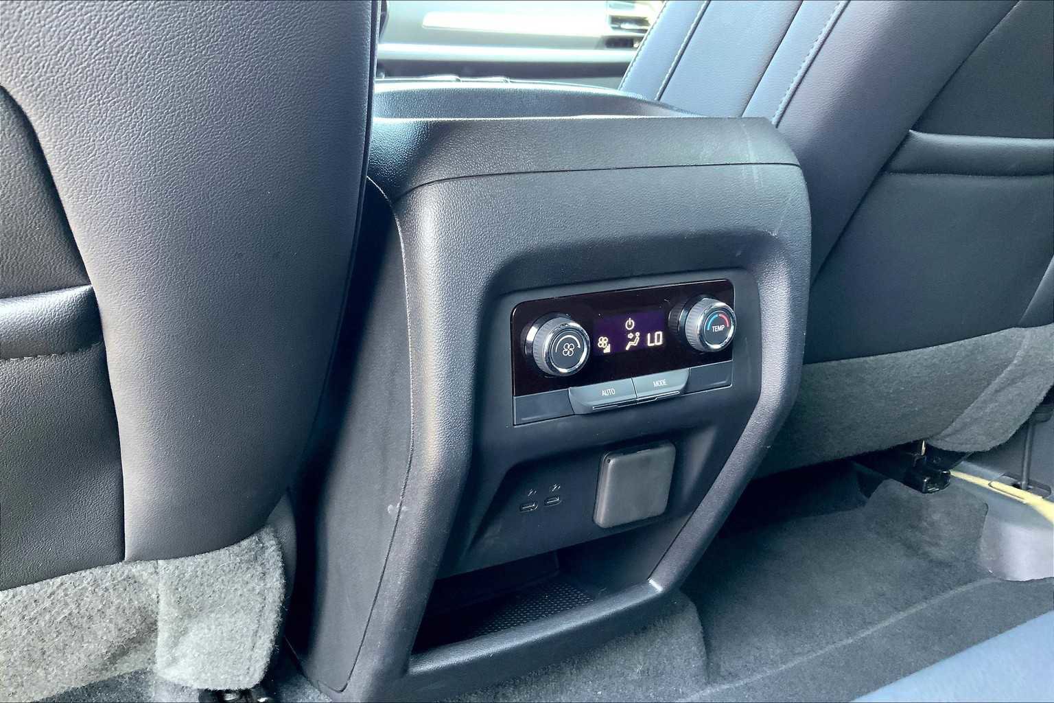 Used 2024 Chevrolet Traverse LT image 33