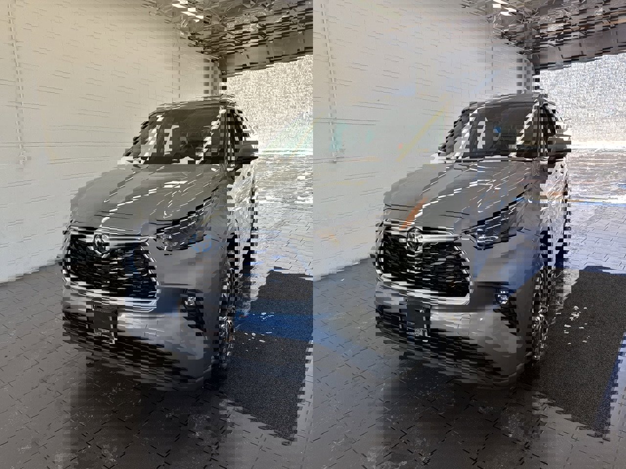 Certified 2024 Toyota Highlander XLE image 3