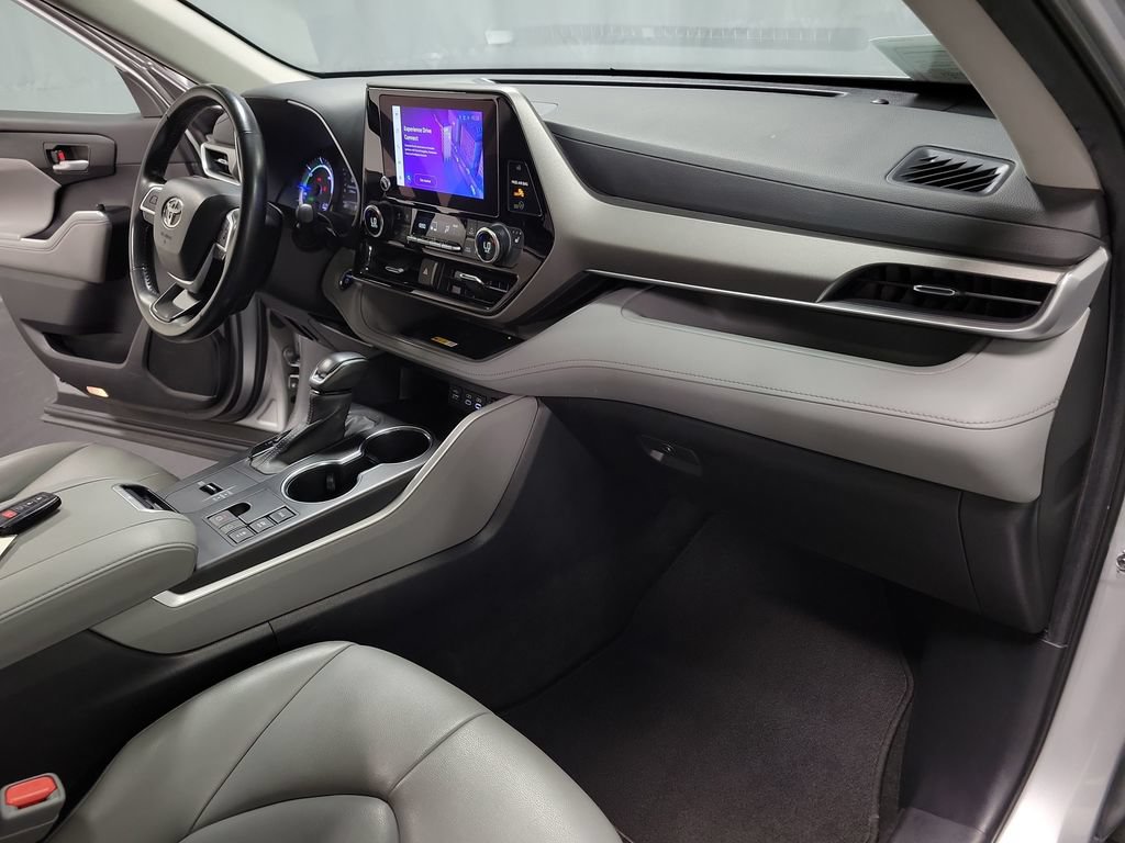 Used 2023 Toyota Highlander XLE AWD/4WD image 24