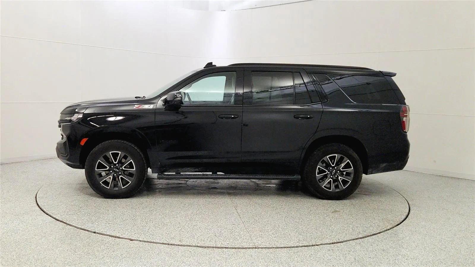 Used 2023 Chevrolet Tahoe Z71 w/ Luxury Package AWD/4WD image 4