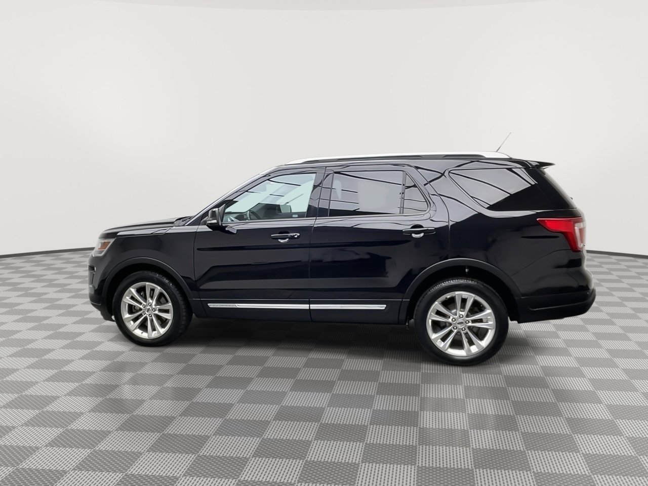 Used 2018 Ford Explorer XLT w/ Equipment Group 202A AWD/4WD image 39