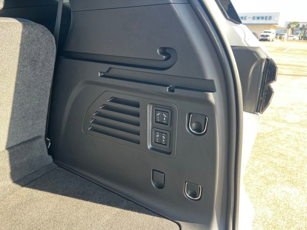 Used 2025 Chevrolet Traverse High Country image 39