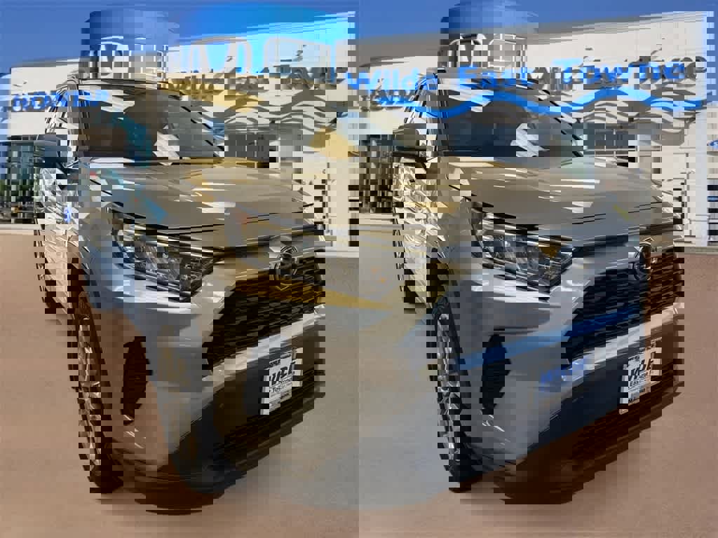 Used 2021 Toyota RAV4 XLE Premium image 2