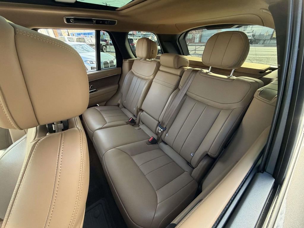 Used 2025 Land Rover Range Rover SE image 27