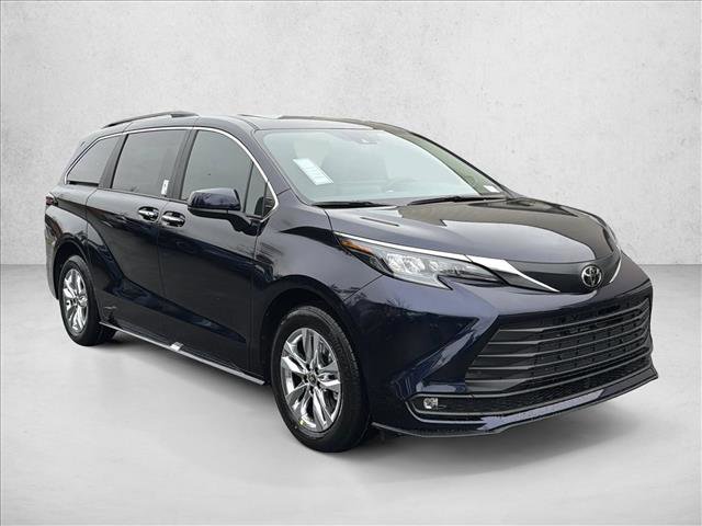 New 2026 Toyota Sienna XLE image 3